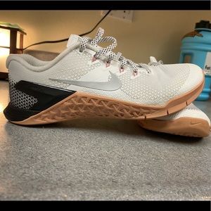 Women’s Nike Metcon 4 Size 7.5